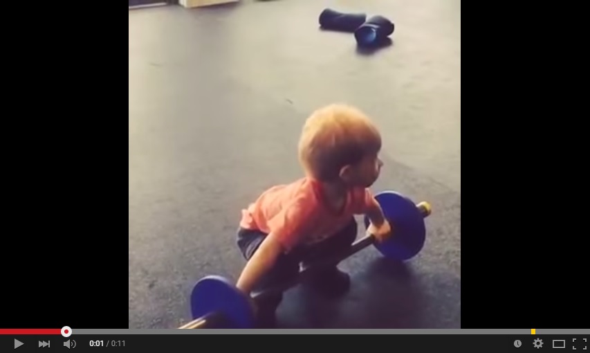 Klein kind 2 jaar showt fitness oefening Thumbnail